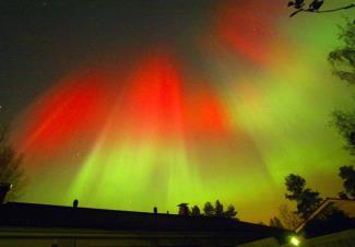 As auroras ocorrem com maior frequência nas regiões polares, quando as partículas cósmicas colidem com os átomos e