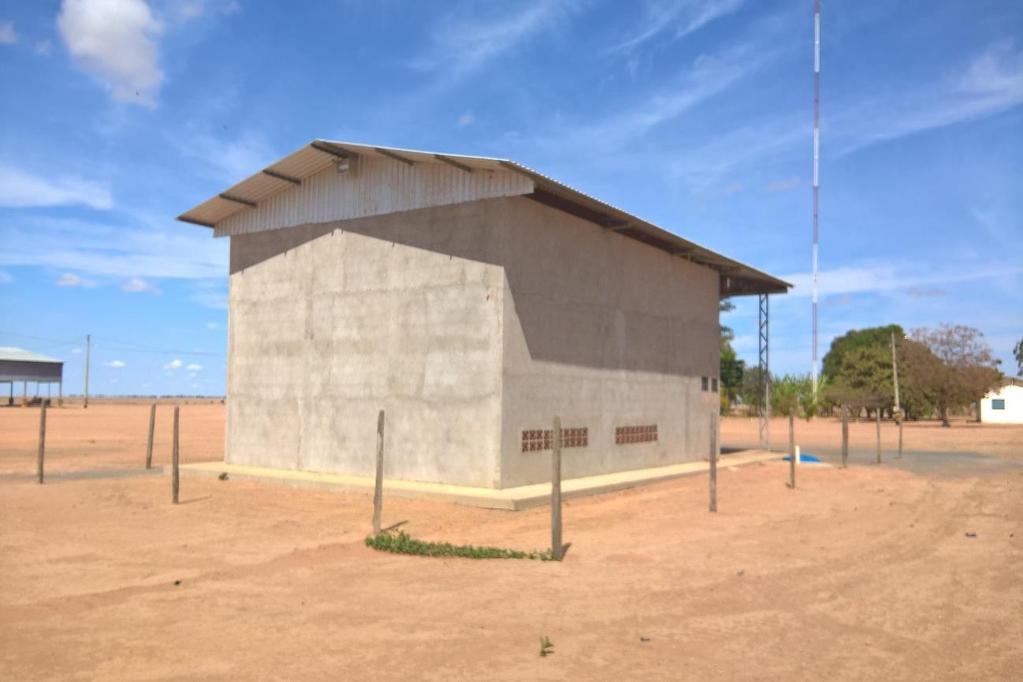 detalhe os tijolos para ventilação com tela.