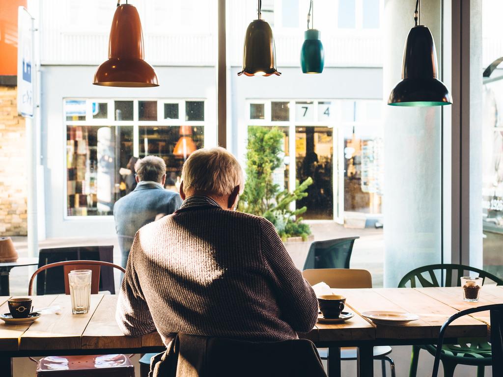 5. GESTÃO POR ESPECIALISTAS E PESSOAL DE APOIO Empresas de segurança prestadoras de serviços competem para atrair os melhores analistas e pessoal de apoio.