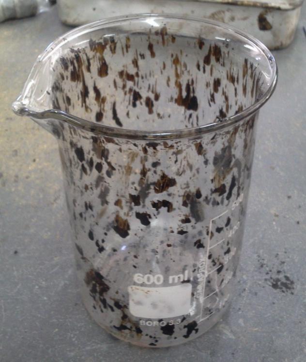 25 Recipiente de vidro utilizado no ensaio (esquerda) e mistura colocada no interior do recipiente para posterior colocação dentro de