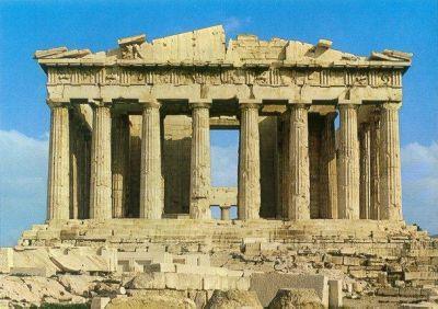 Os mais belos monumentos arquitetônicos da Grécia antiga constituíam-se de templos dedicados a vários deuses.