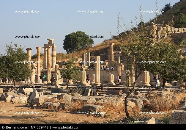 Órgãos necessários ao funcionamento político Pritaneu de Éfeso (atual Turquia) - Lar comum (pritaneu), consagrado ao deus protetor da cidade, onde se ofereciam
