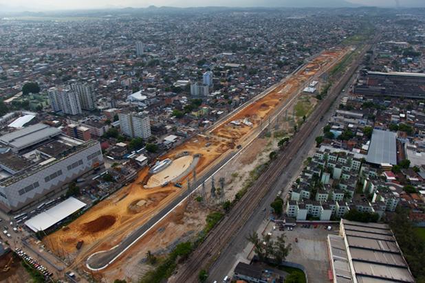 Figura 15 - Revegetação da orla com vegetação de restinga A Prefeitura iniciou, em Madureira, a construção de um grande parque urbano.