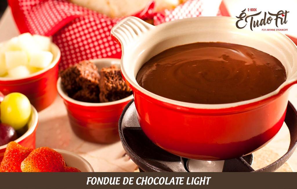 1/2 pacote de pudim diet de chocolate 300 ml de leite desnatado 1 colher de sopa cheia de cacau em pó 100% 2 colheres de sopa de creme de leite light Adoçante a gosto Misture o leite, o pudim e o