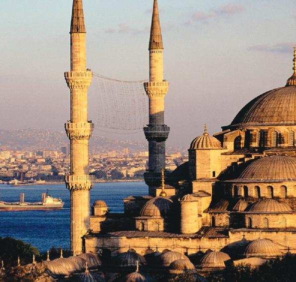 O bairro de Sultanahmet, a famosa igreja de Santa Sofia, a Mesquita Azul e o Hipódromo.