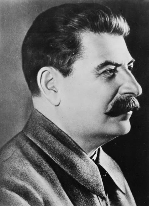 O governo de Stalin buscou modernizar a nação planificando a economia e investindo em Planos Quinquenais de industrialização.