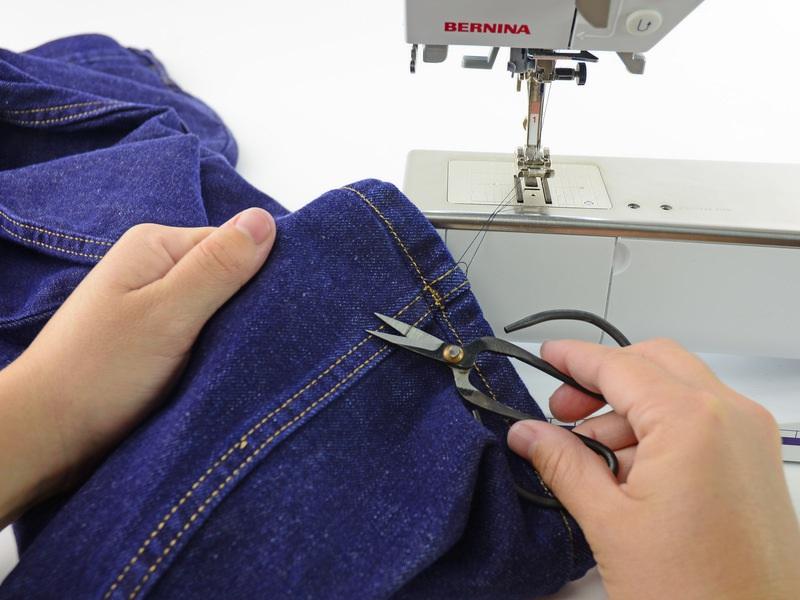 Você pode cortar o excesso de tecido da dobra no interior das calças, se quiser, ou pode deixá-lo dobrado dentro do jeans.