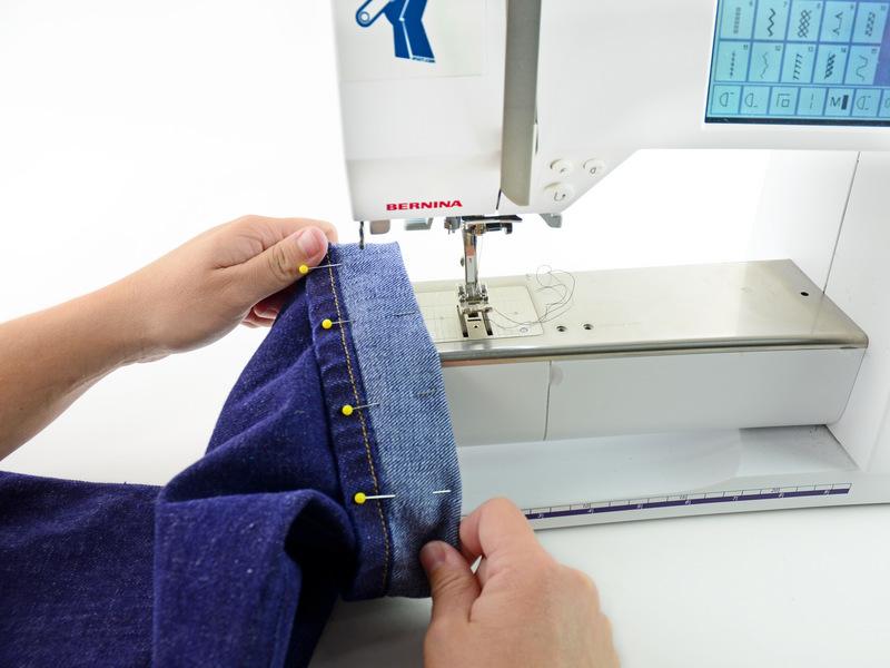 Passo 8 Configure sua máquina de costura com fio que combina com seus jeans e uma agulha pesada / denim.
