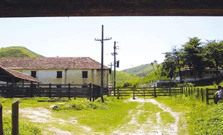 situação e ambiência Para se chegar ao núcleo de construções da fazenda, percorre-se uma estrada ensaibrada existente entre a linha