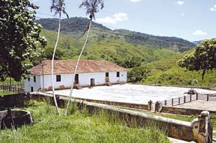 telhas francesas, beirais sem forro e esquadrias em madeira.