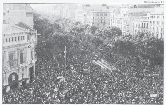 50 MULTIDÃO LEVANDO bandeiras catalãs se concentra em frente à Suprema Corte pelo direito à nação O Globo. 11 jul. 2010, p. 34.