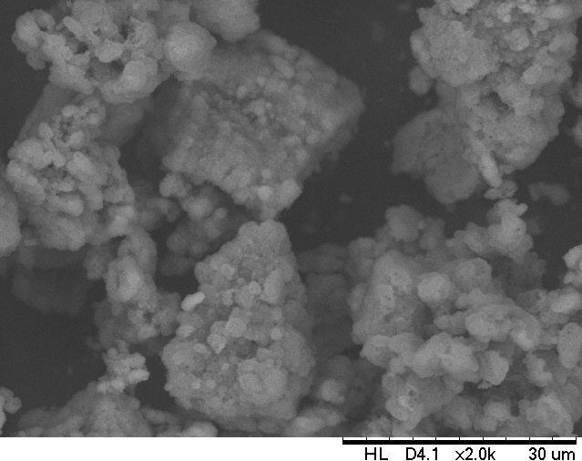 (a) (b) Figura 8. Micrografia dos cristais da zeólita FAU sintetizada com metacaulinita. (a) 2000x e (b) 1000x.