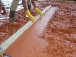 Concreto Colorido: O concreto colorido é obtido através da adição de pigmentos à mistura, que é feita diretamente no caminhão betoneira, logo após a dosagem dos outros materiais; Também utilizado