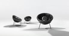 O móvel com traços simples é estruturado em ferro e couro 1951 - A cadeira Bowl, criada pela arquiteta ítalo-brasileira Lina Bo