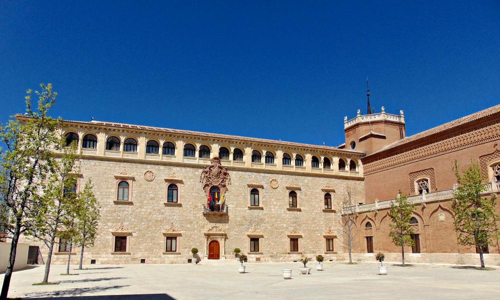 Outro edifícios simbólicos estão ao lado do Museu, como o Palazio Arzobispal e o Monasterio de San Bernardo, além do chamado "recinto amurallado": as muralhas foram construídas e ampliadas durante