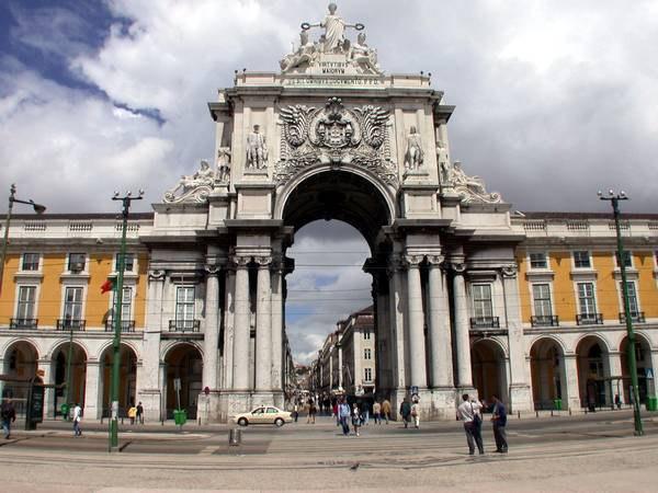 TURISMO: OS BAIRROS TÍPICOS ATRAEM VISITANTES PELAS SUAS CARACTERÍSTICAS PECULIARES A baixa pombalina: