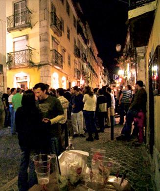 Bairro Alto: Situado no centro da cidade, acima da