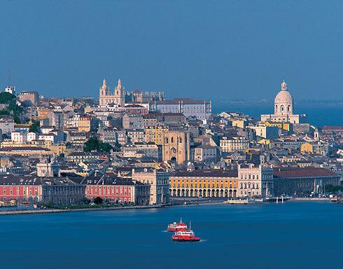 LISBOA É a capital e maior cidade de Portugal. Também é a capital do distrito de Lisboa. População: 489.563 habitantes.