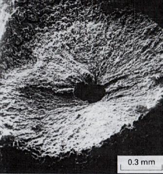 32 Figura 3.24 Superfície de fratura de um olho de peixe (fisheye) vista através do MEV, mostrando um poro na região central circundada por uma fratura frágil (BAILEY, 2010).