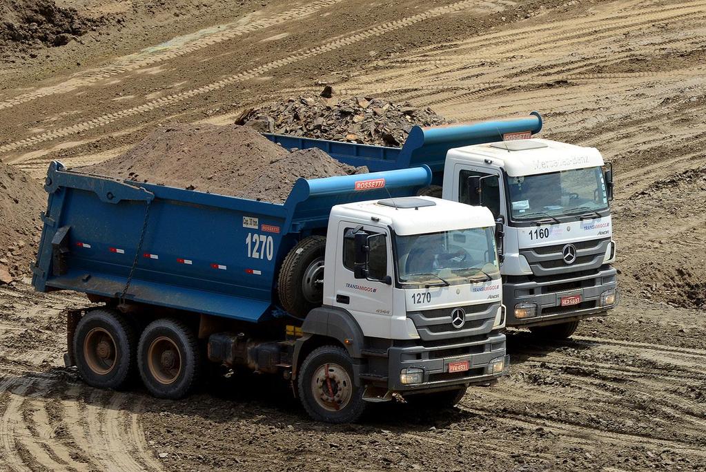 Caminhão Off-road: São caminhões especialmente fabricados para o serviço de terraplenagem pesada ou mineração.