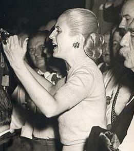 Figura 15 - Eva Perón, popularmente conhecida pelo diminutivo Evita Fonte: Wikimedia Commons Nos momentos finais do governo de Perón, os argentinos vão se abalar com a morte de Eva Perón, que era