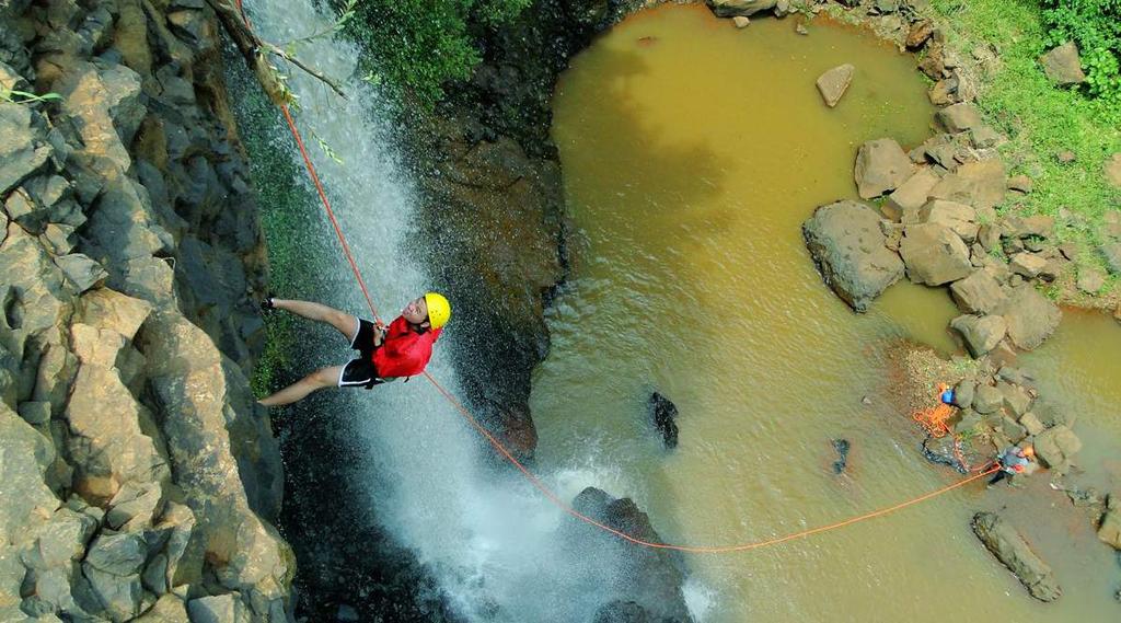 Definição O canionismo ou canyoning consiste na descida de rios encachoeirados utilizando cordas (rapel).