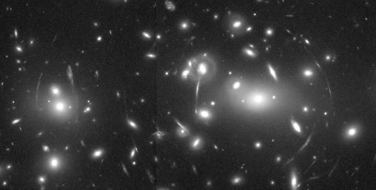 Aglomerados de Galáxias Aglomerado Abell 2218 Arcos gravitacionais (W.Couch University of New South Wales), R.
