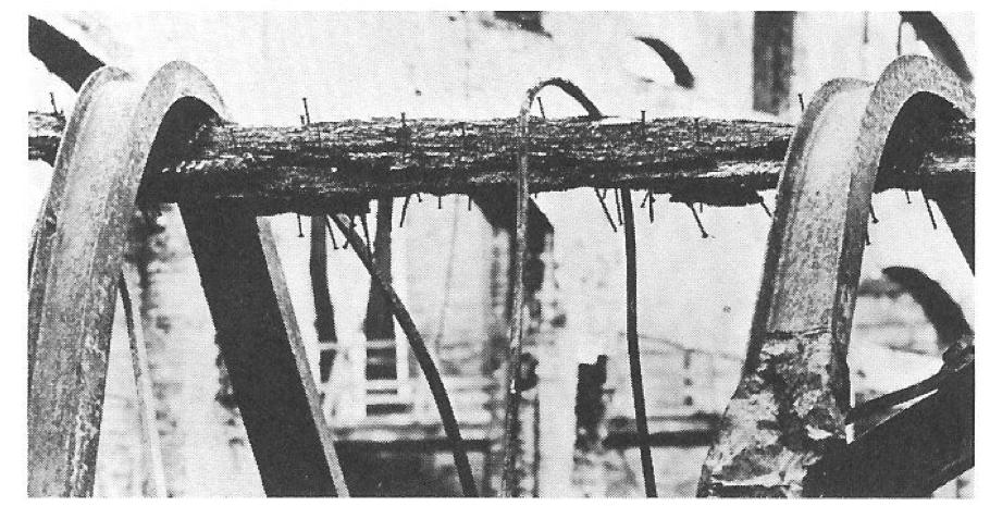 Figura 11 Vigas cruzadas de suporte do teto depois de um forte incêndio Grandes vigas de madeira estão seriamente danificadas, mas preservam força suficiente para suportar vigas de aço que não