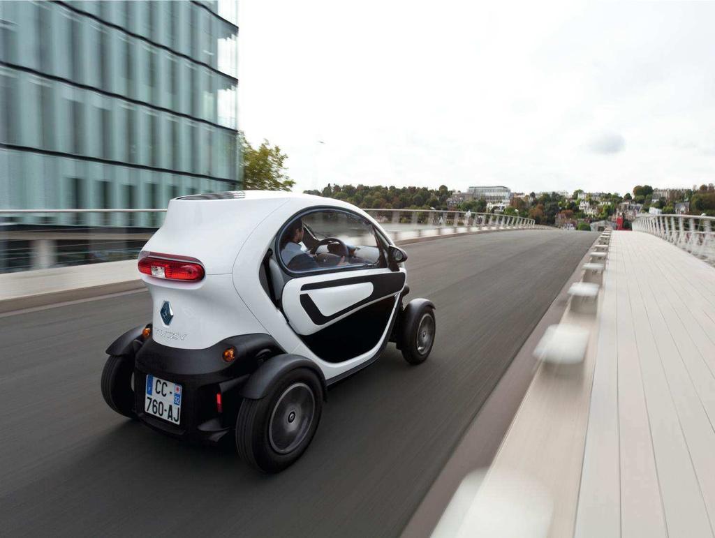 Twizy, moderna si practica Cu 11 000 de unitati in circulatie, Twizy se dovedeste un real succes cucerind clienti precum familiile cu mai multe masini, soferii fara permis de conducere sau persoanele