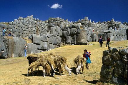 Tambomachay (em quéchua: lugar de descanso), reconhecido na história como o lugar de "banho" da princesa Ñusta. Deve-se a especial circunstância de possuir aquedutos que levam água limpa todo o ano.