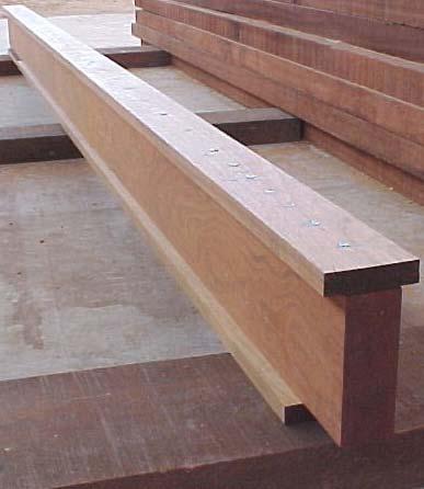 de Piracicaba-SP, onde foi iniciada a construção da obra. A montagem dos componentes de madeira teve início após a execução das sapatas isoladas da fundação, executadas em concreto armado.