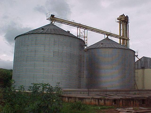 Racionalização do uso de força motriz em fábrica de ração 333 Sistema de armazenagem de grãos O sistema de armazenagem de grãos é composto de 26 silos metálicos e um armazém de alvenaria para soja.