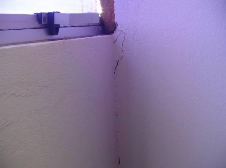Encontramos nessa sala, problemas com fissuras, provocados, principalmente pela retração do reboco de baixa resistência. Foto 103 Fissuras nos cantos das paredes.