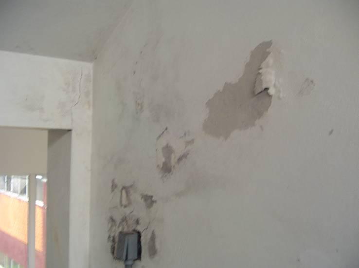 Na mesma foto pode ser constatado descolamento de reboco e mofo na parede e fissura na viga.