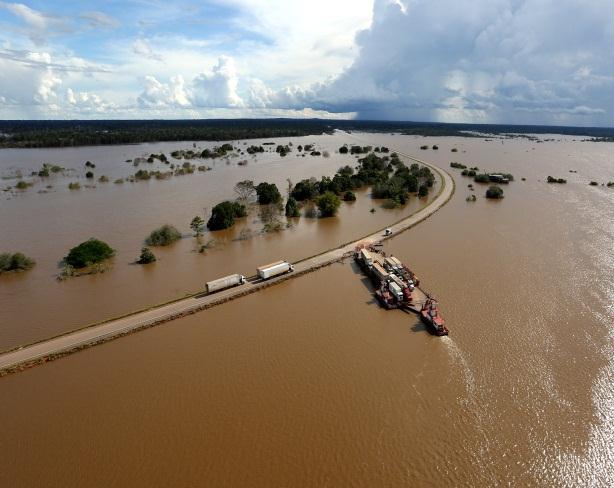d - Cheia e alagamento em bairros de Porto Velho (RO). FIGURA 8 Impactos causados por eventos extremos de chuvas. Fonte: G1 Rondônia. 4.
