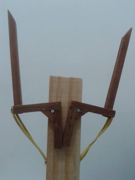 Figura 11: Garra construída A madeira com o comprimento de 2 centímetros foi utilizada para criar um suporte, onde seria colocado o parafuso, de forma que