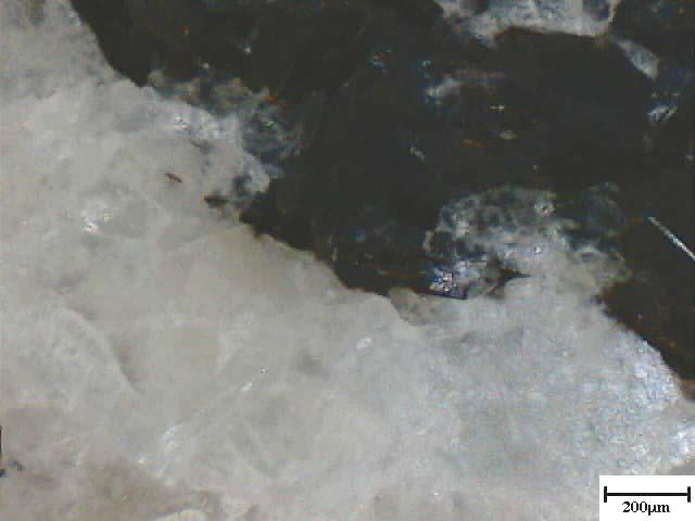 135 minerais quartzo e feldspato, em que a diferença de dureza (6 para o feldspato e 7 para o quartzo) entre estes minerais, se mostra visível.