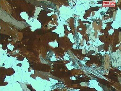 61 minerais são predominantemente côncavo-convexos, e apenas localmente retilíneos, principalmente relacionados a agregados melanossômicos ou em concentrações biotíticas e de acículas de sillimanita,