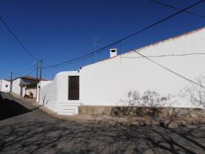 Fotos 4, 5 e 6: O uso artesanal da cal em edifícios de aldeias históricas do Distrito de Beja.