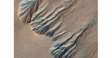 A superfície de Marte é rochosa, marcada por crateras de impacto, vulcões, vales e calotas