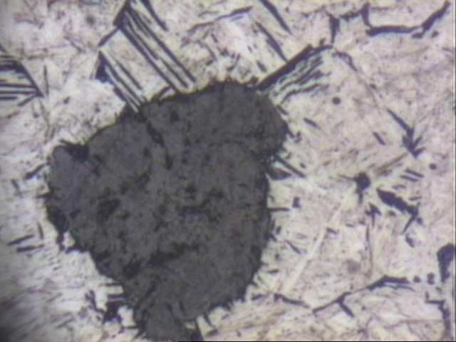 ao início de formação da ferrita acicular, pelo toque na curva de início de formação, durante o resfriamento até a temperatura de austêmpera de 370 o C. Figura 6.