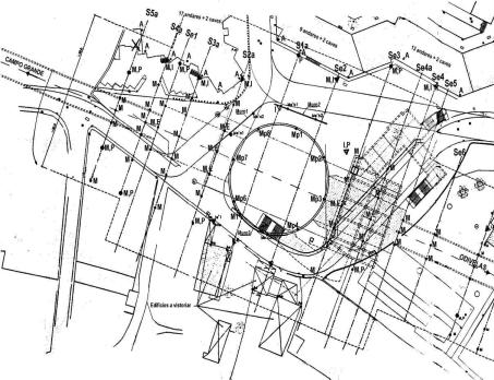 O traçado da extensão desenvolve-se em meio urbano densamente construído, como se ilustra na Figura 2. A obra iniciou-se em 1999 com a execução do poço de ataque.