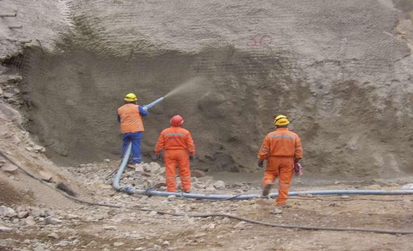 É o concreto transportado por mangote e aplicado ( projeção ) por meio