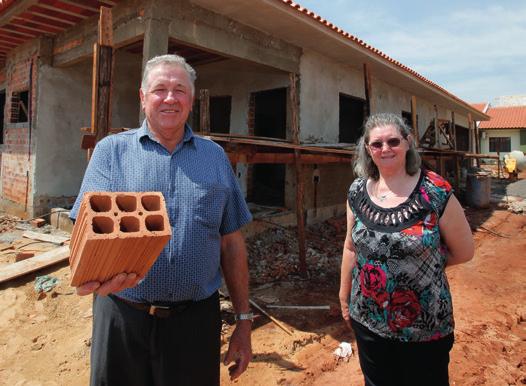 ESPECIAL Realizando sonhos Os agricultores Günter e Gisela Hanisch: financiamento da casa nova por meio de programa da Credicoamo Fonte: Credicoamo 12.