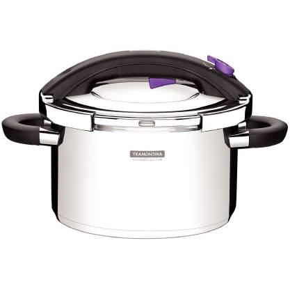 A panela vem com um recipiente para cozinhar a vapor e medidor de volume interno, facilitando na hora de colocar algum líquido.