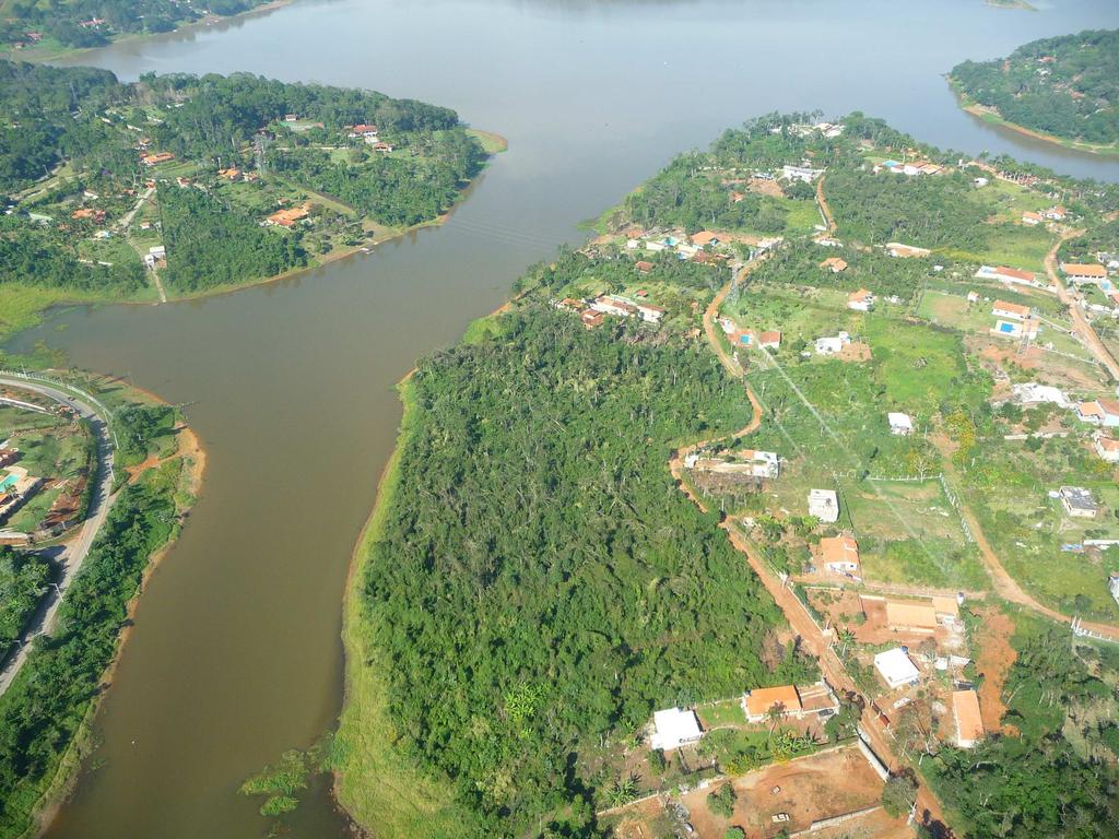 Neste ponto observa-se árvores tombadas e o fragmento de floresta ainda