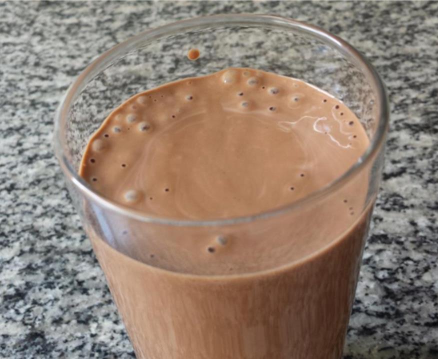 6. Smoothie Amendocreme de Chocolate com Kefir Tempo de preparo: 5 minutos Quantidade de carboidratos por porção: 8g Ingredientes (1 smoothie): 1 xícara de kefir 3 colheres de pasta de amendoim 2