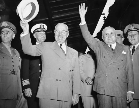 O GOVERNO DUTRA (1946-1951): ALINHAMENTO COM OS ESTADOS UNIDOS EM PLENA GUERRA FRIA Governo de caráter liberal (capitalista).