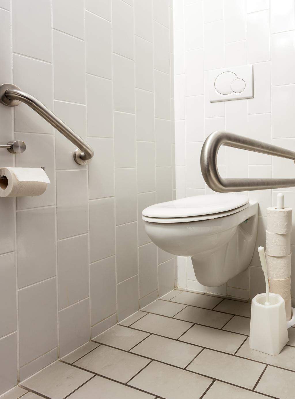 Como Prevenir No banheiro Utilize tapetes antiderrapantes ao lado da banheira ou do box para sua segurança Instale barras de apoio nas paredes Aumente a