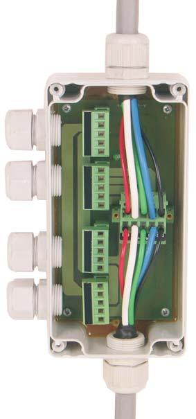 O conector de entrada e saída da rede é do tipo duplo plug-in, permitindo sua desconexão da placa distribuidora